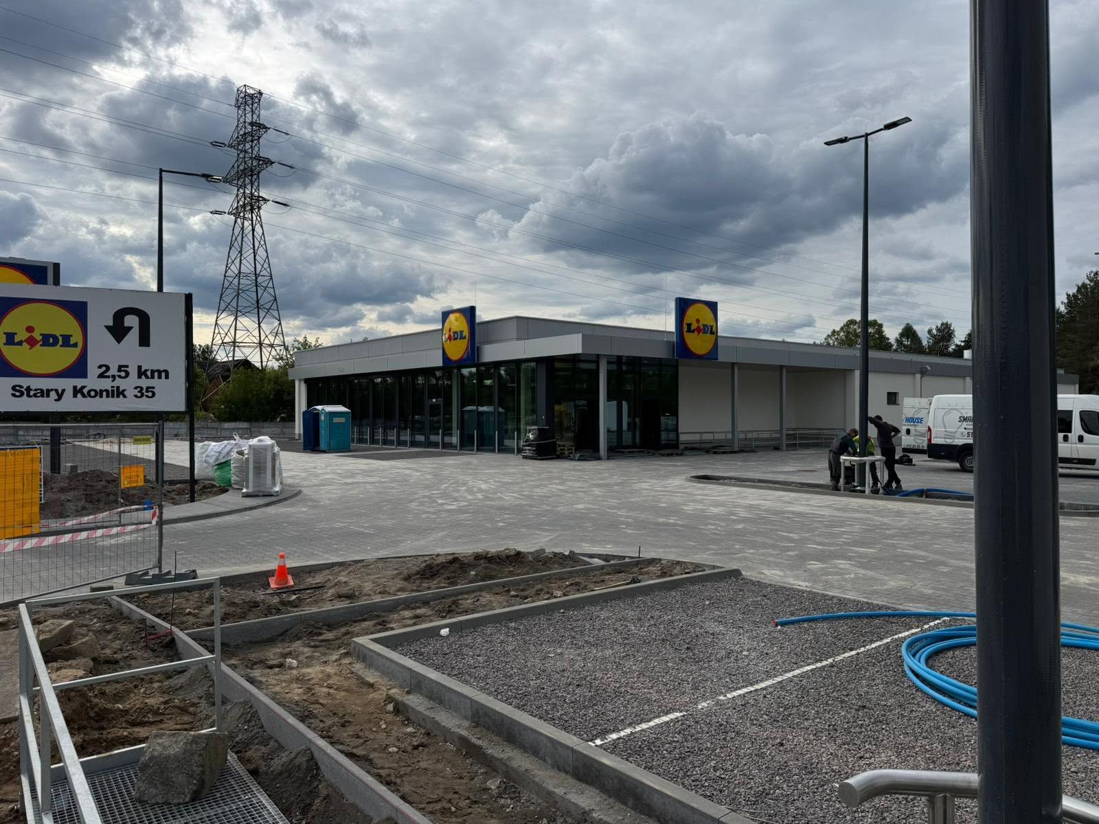 Budowa obiektu handlowego — prace przy instalacji elektrycznej