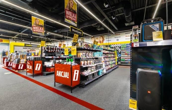 Salon Media Expert — wnętrze z wykonanym oświetleniem