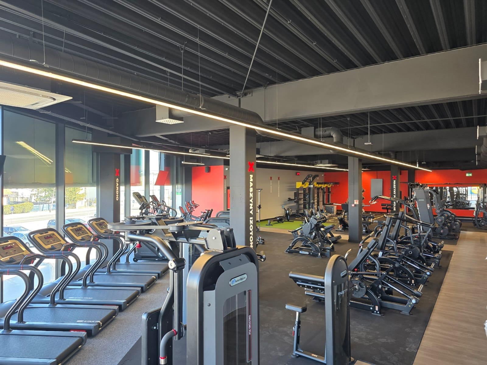 Klub Xtreme Fitness — strefa treningowa z oświetleniem liniowym