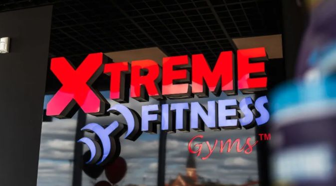 Xtreme Fitness — podświetlany szyld klubu